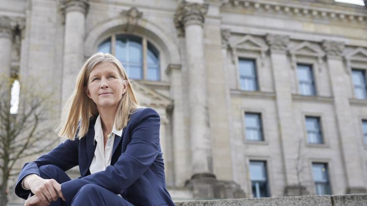 Dr. Ann-Veruschka Jurisch auf den Treppen vor dem Reichstag